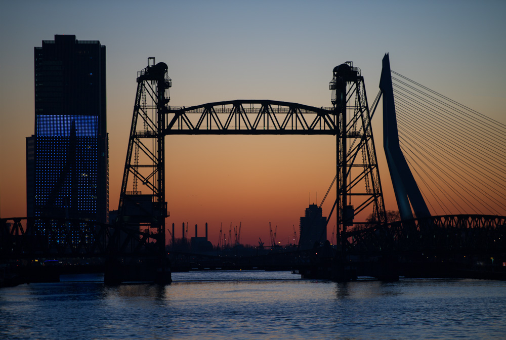 Rotterdam silhouetten silhouet De Hef KPN-gebouw Havenkranen Erasmusbrug