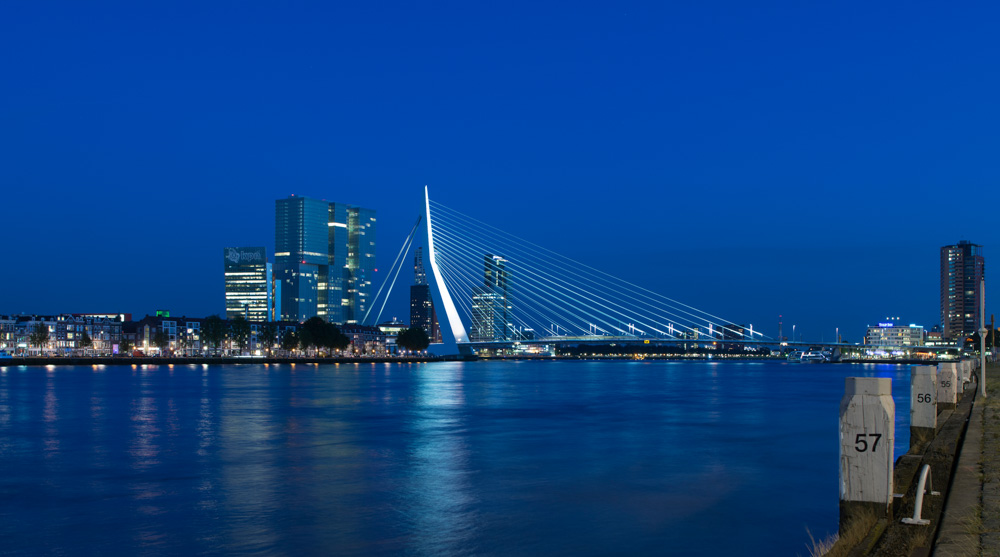 Erasmusbrug Kop van Zuid Maasboulevard Blauw Blauwe uur uurtje