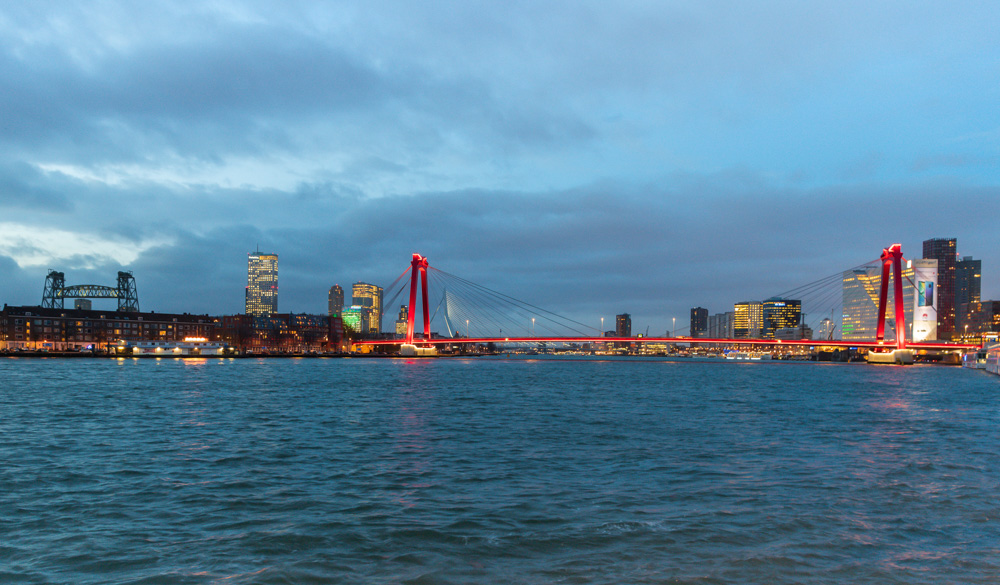 Rotterdam Willemsbrug rood verlicht Maasboulevard Erasmusbrug