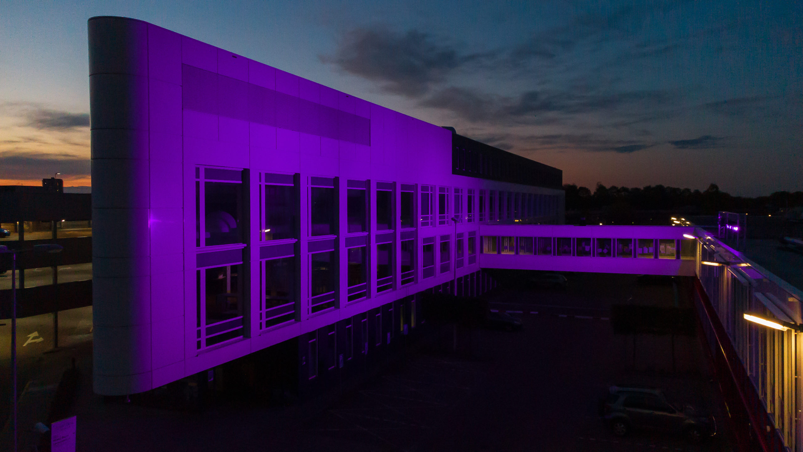 Drone DJI MDL-centrum IJsselland Ziekenhuis Capelle aan den IJssel bovenregionale functie wereld IBD-dag IBD paars verlichte gebouwen
