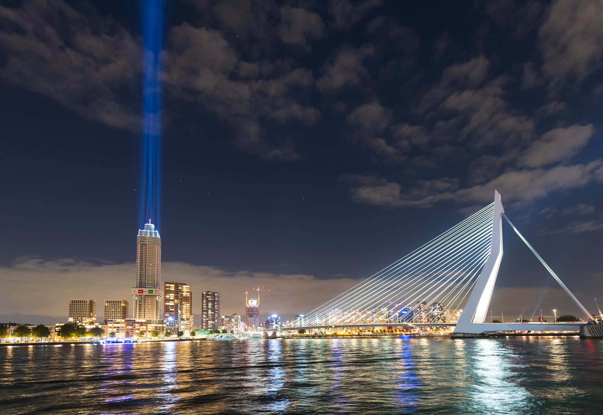 Zalmhaventoren tijdens de lichtshow met de Erasmusbrug in Rotterdam