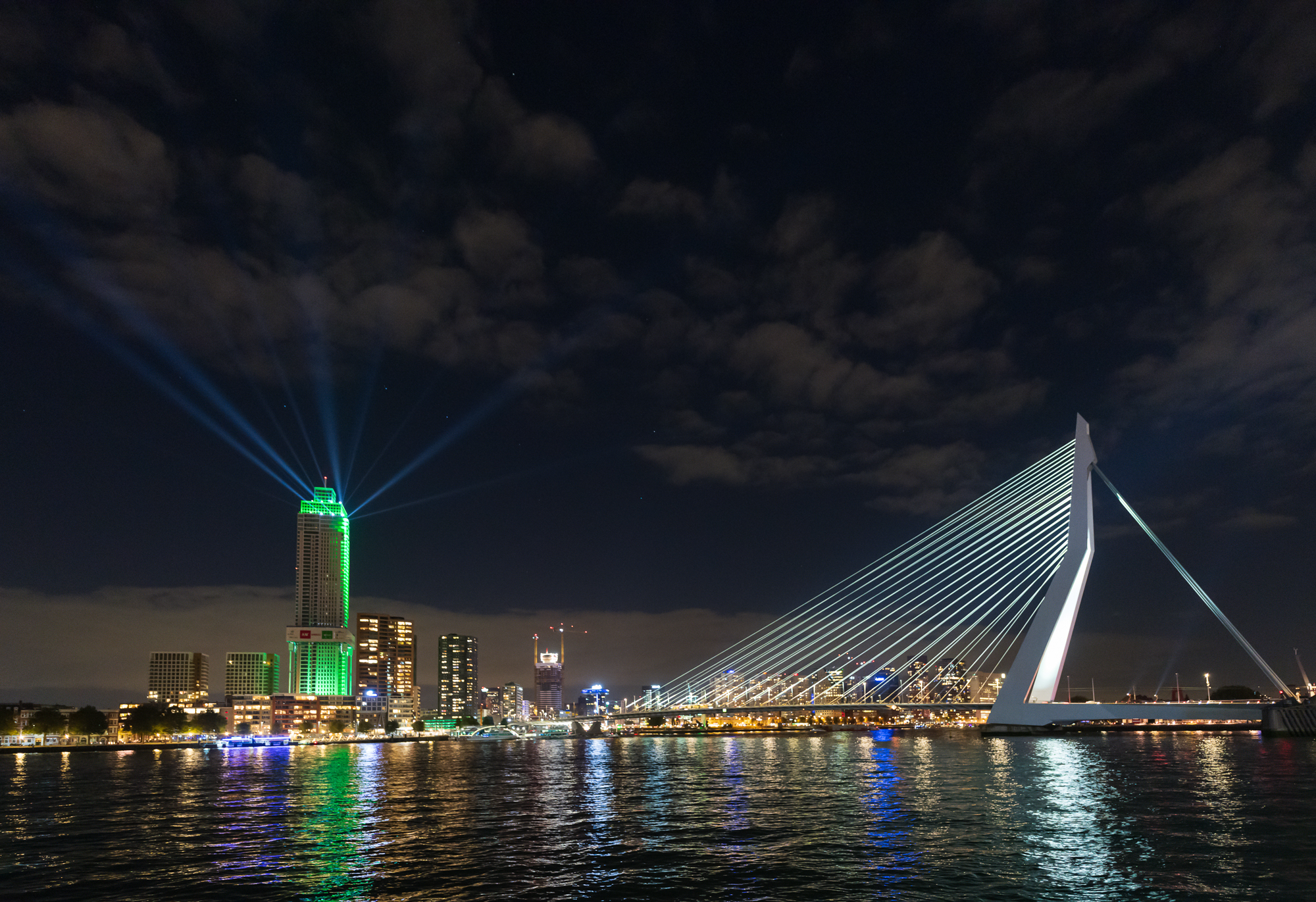 Zalmhaventoren verlicht lichtshow Zalmhaven Rotterdam Hoogbouw Manhattan aan de Maas